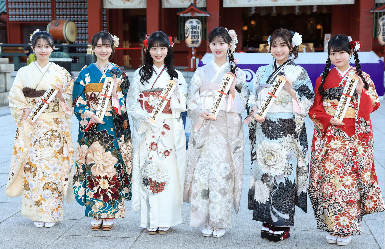 「AKB48二十歳のつどい」で、振り袖姿で笑顔で記念撮影する、左から正鋳真優、山■（■は崎の大が立の下の横棒なし）空、佐藤綺星、八木愛月、鈴木くるみ、布袋百椛（撮影・浅見桂子）