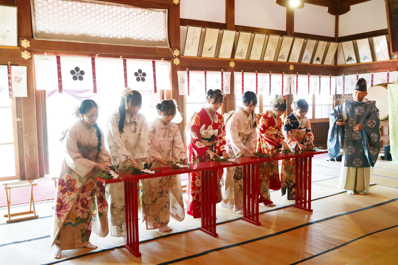 成人式を迎えたNMB48（左から）村井悠莉西島梨央、田中美空、泉綾乃、龍本弥生、西田帆花、内田愛彩（C）NMB48