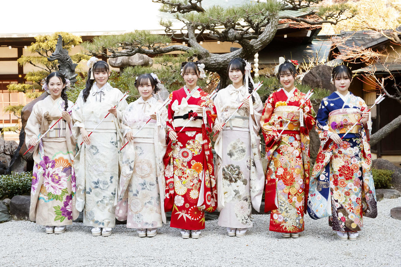 成人式を迎えたNMB48（左から）村井悠莉西島梨央、田中美空、泉綾乃、龍本弥生、西田帆花、内田愛彩（C）NMB48