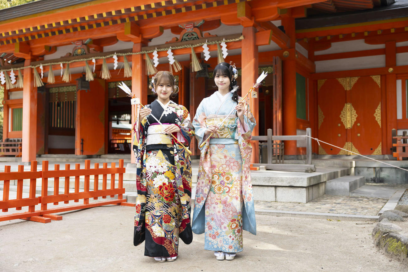 「はたちのつどい」に参加したHKT48川平聖（左）と森■（■は崎の大が立の下の横棒なし）冴彩（C）Mercury