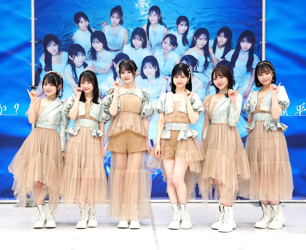 シングル発売記念イベントに臨み、写真に納まるSTU48のメンバー。左から久留島優果、高雄さやか、中村舞、曽川咲葵、石田千穂、原田清花（撮影・江口和貴）