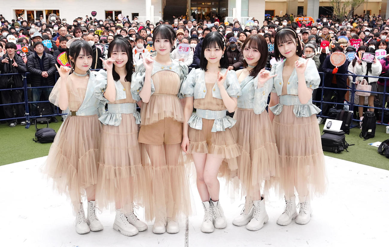シングル発売記念イベントに臨み、写真に納まるSTU48のメンバー。左から久留島優果、高雄さやか、中村舞、曽川咲葵、石田千穂、原田清花（撮影・江口和貴）