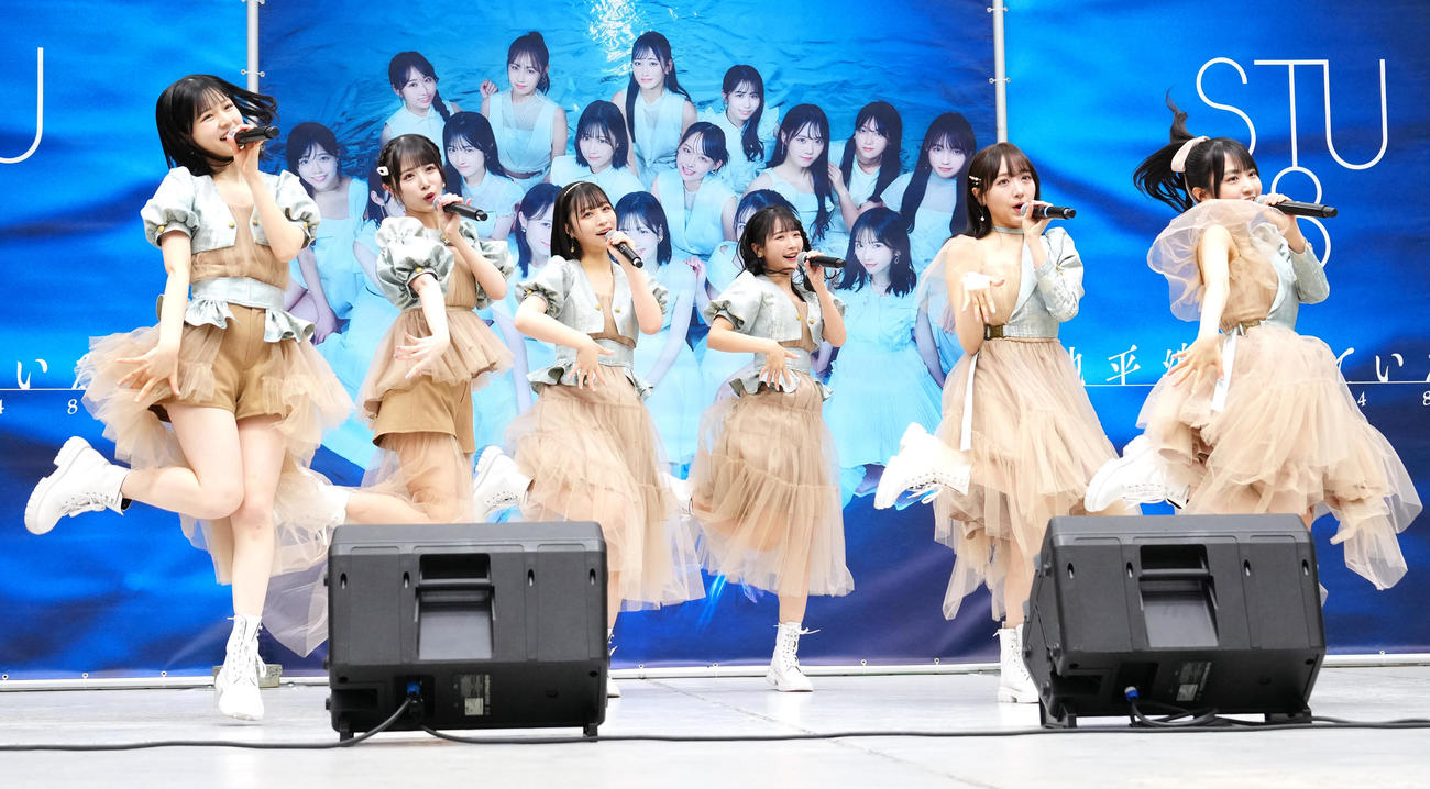 シングル発売記念イベントでミニライブに臨むSTU48のメンバー。左から曽川咲葵、中村舞、原田清花、高雄さやか、石田千穂、久留島優果（撮影・江口和貴）