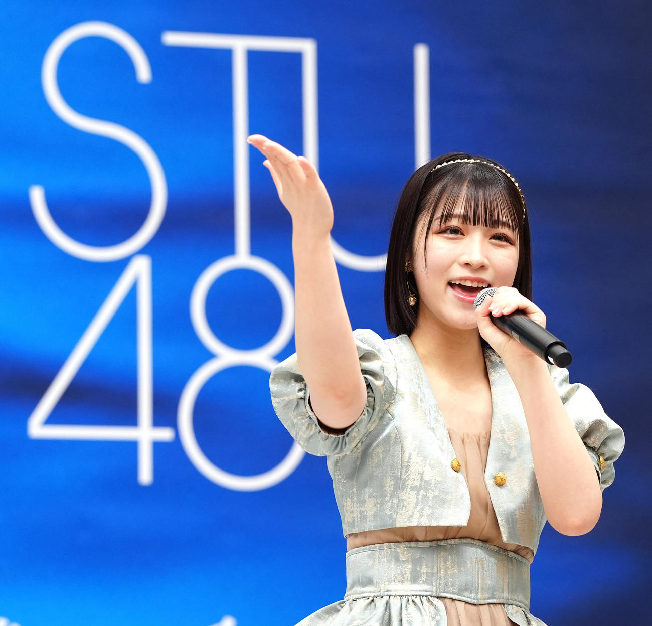 シングル発売記念イベントでミニライブに臨むSTU48の原田清花（撮影・江口和貴）