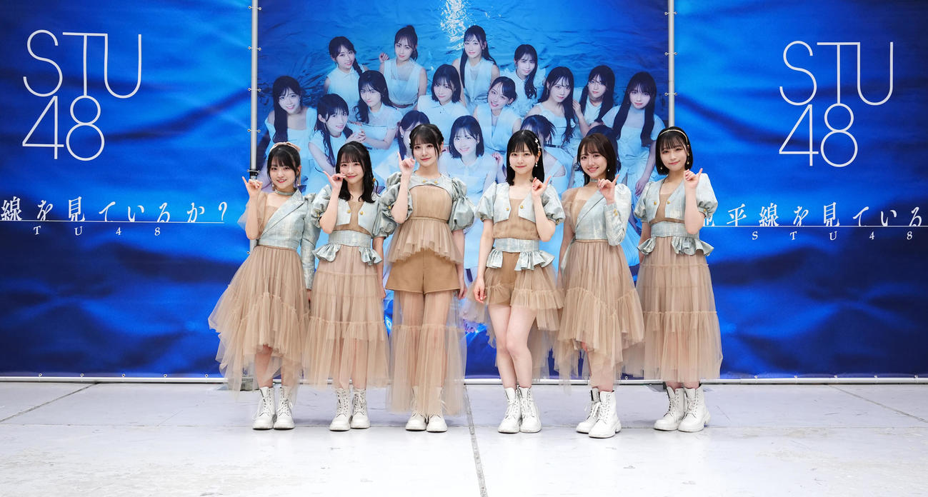 シングル発売記念イベントに臨み、写真に納まるSTU48のメンバー。左から久留島優果、高雄さやか、中村舞、曽川咲葵、石田千穂、原田清花（撮影・江口和貴）