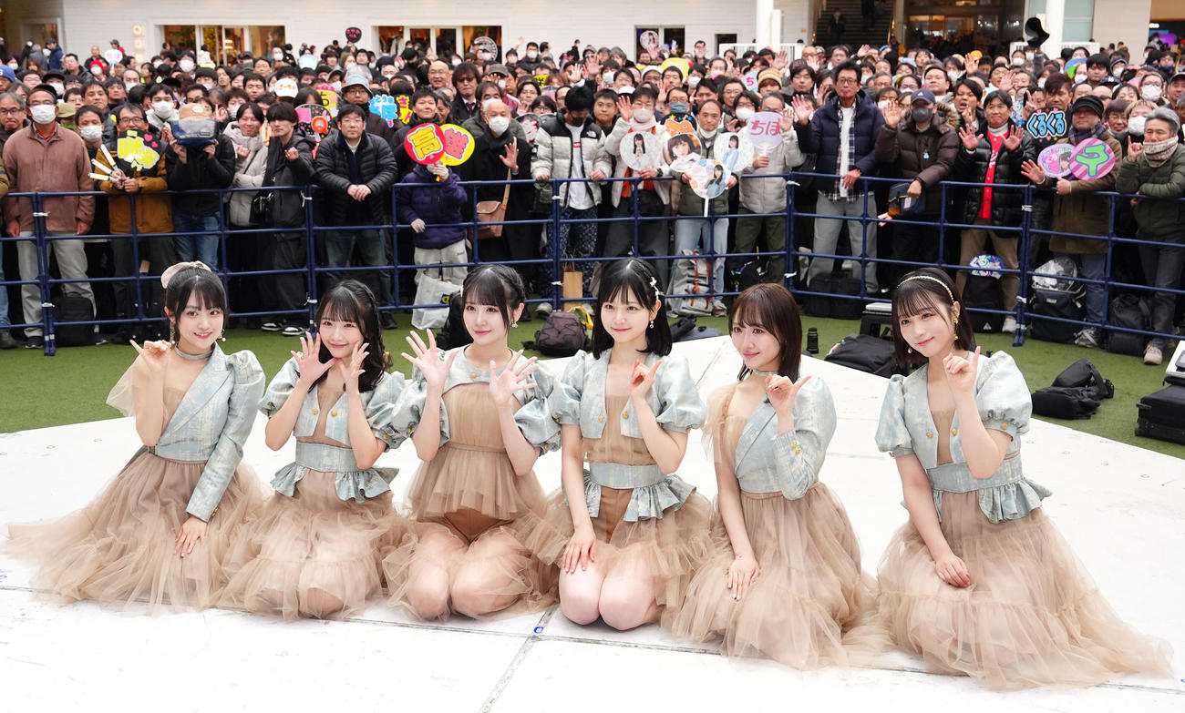 シングル発売記念イベントに臨み、写真に納まるSTU48のメンバー。左から久留島優果、高雄さやか、中村舞、曽川咲葵、石田千穂、原田清花（撮影・江口和貴）