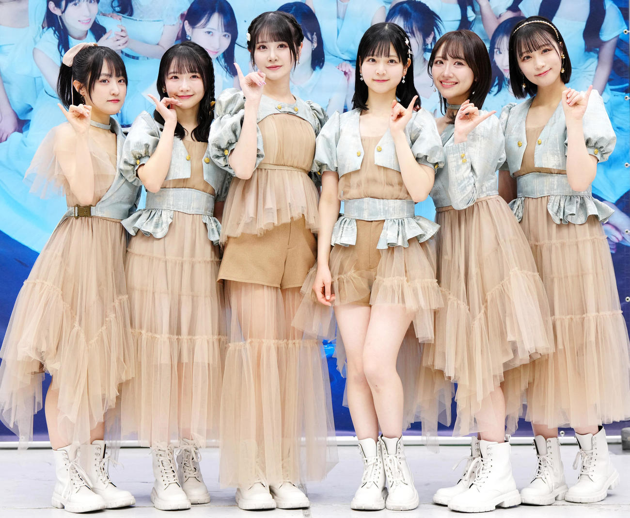 シングル発売記念イベントに臨み、写真に納まるSTU48のメンバー。左から久留島優果、高雄さやか、中村舞、曽川咲葵、石田千穂、原田清花（撮影・江口和貴）