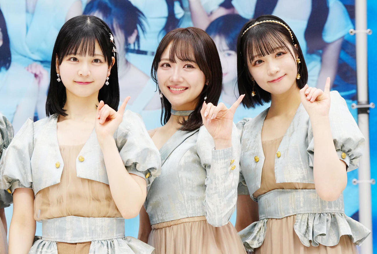 シングル発売記念イベントに臨み、写真に納まるSTU48のメンバー。左から曽川咲葵、石田千穂、原田清花（撮影・江口和貴）