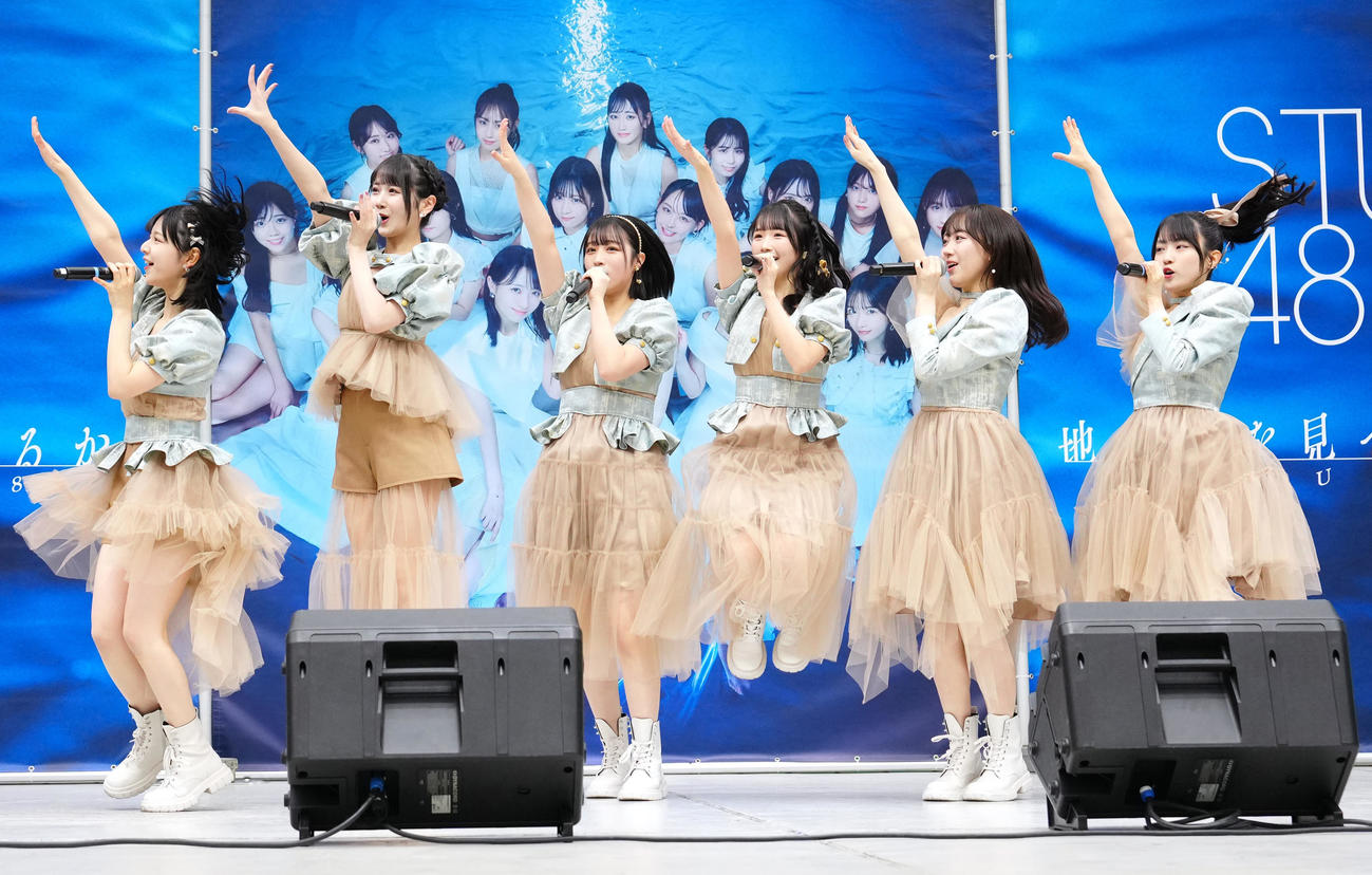 シングル発売記念イベントでミニライブに臨むSTU48のメンバー。左から曽川咲葵、中村舞、原田清花、高雄さやか、石田千穂、久留島優果（撮影・江口和貴）