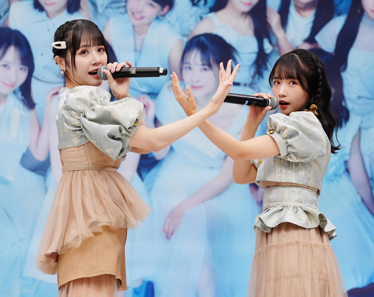 シングル発売記念イベントでミニライブに臨むSTU48の中村舞（左）と高雄さやか（撮影・江口和貴）