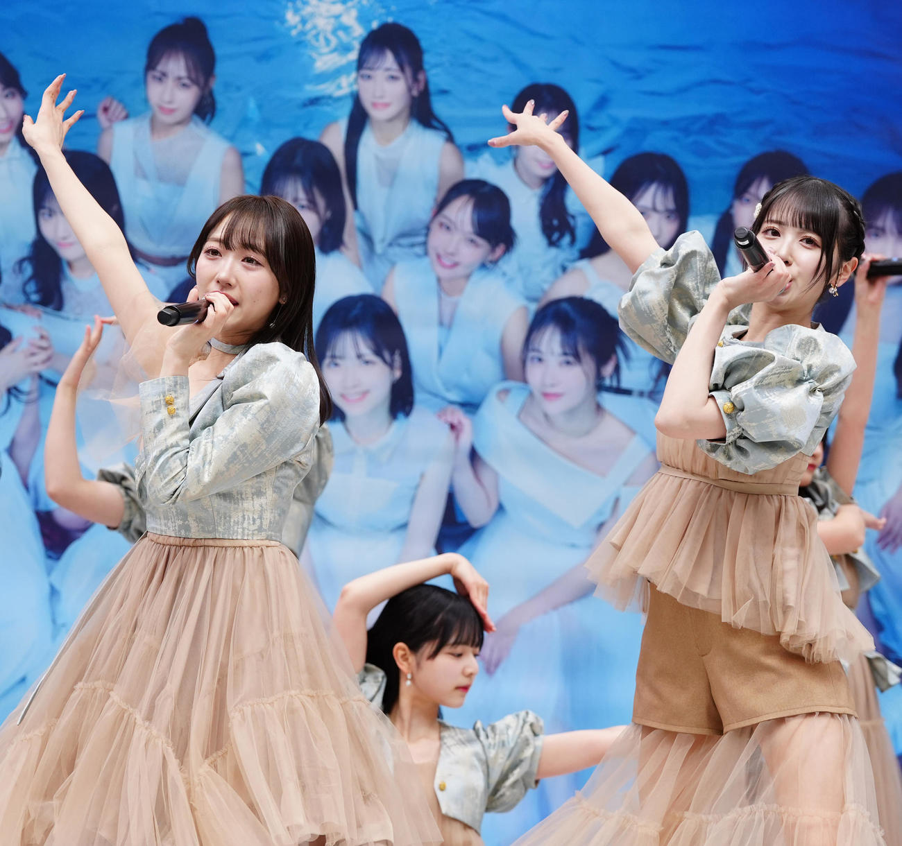 シングル発売記念イベントでミニライブに臨むSTU48の石田千穂（左）と中村舞（撮影・江口和貴）