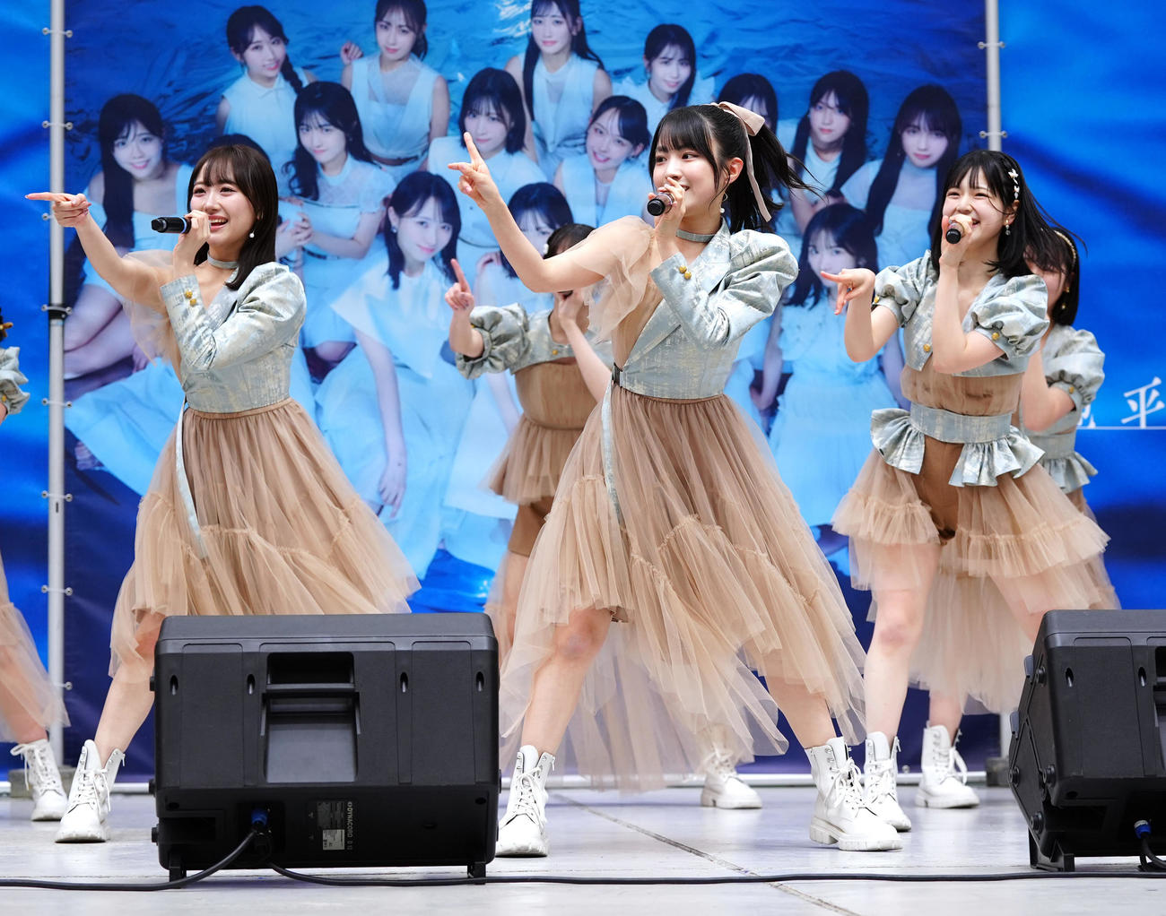 シングル発売記念イベントでミニライブに臨むSTU48の久留島優果（中央）ら。左は石田千穂、右は曽川咲葵（撮影・江口和貴）