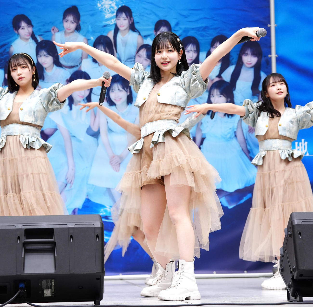 シングル発売記念イベントでミニライブに臨むSTU48の曽川咲葵（中央）ら。左は原田清花、右は高雄さやか（撮影・江口和貴）