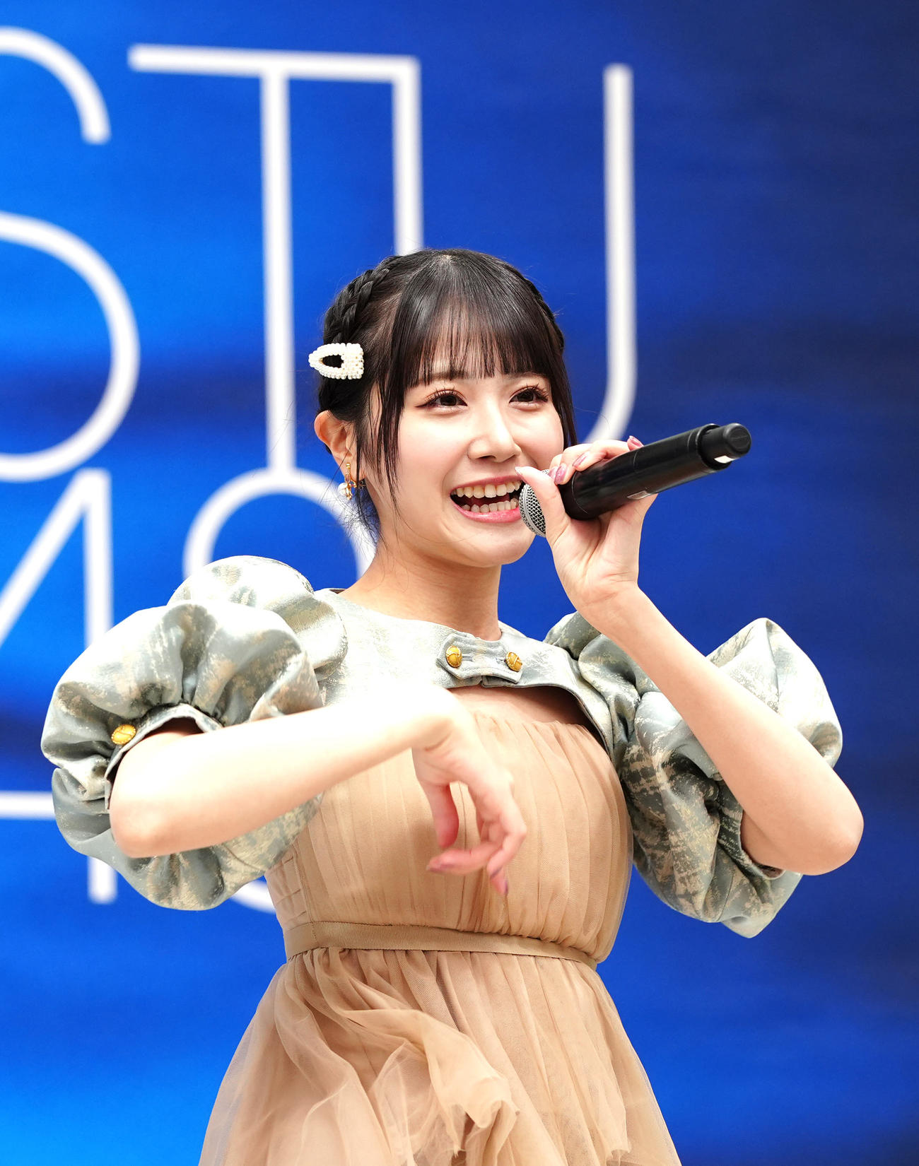 シングル発売記念イベントでミニライブに臨むSTU48の中村舞（撮影・江口和貴）