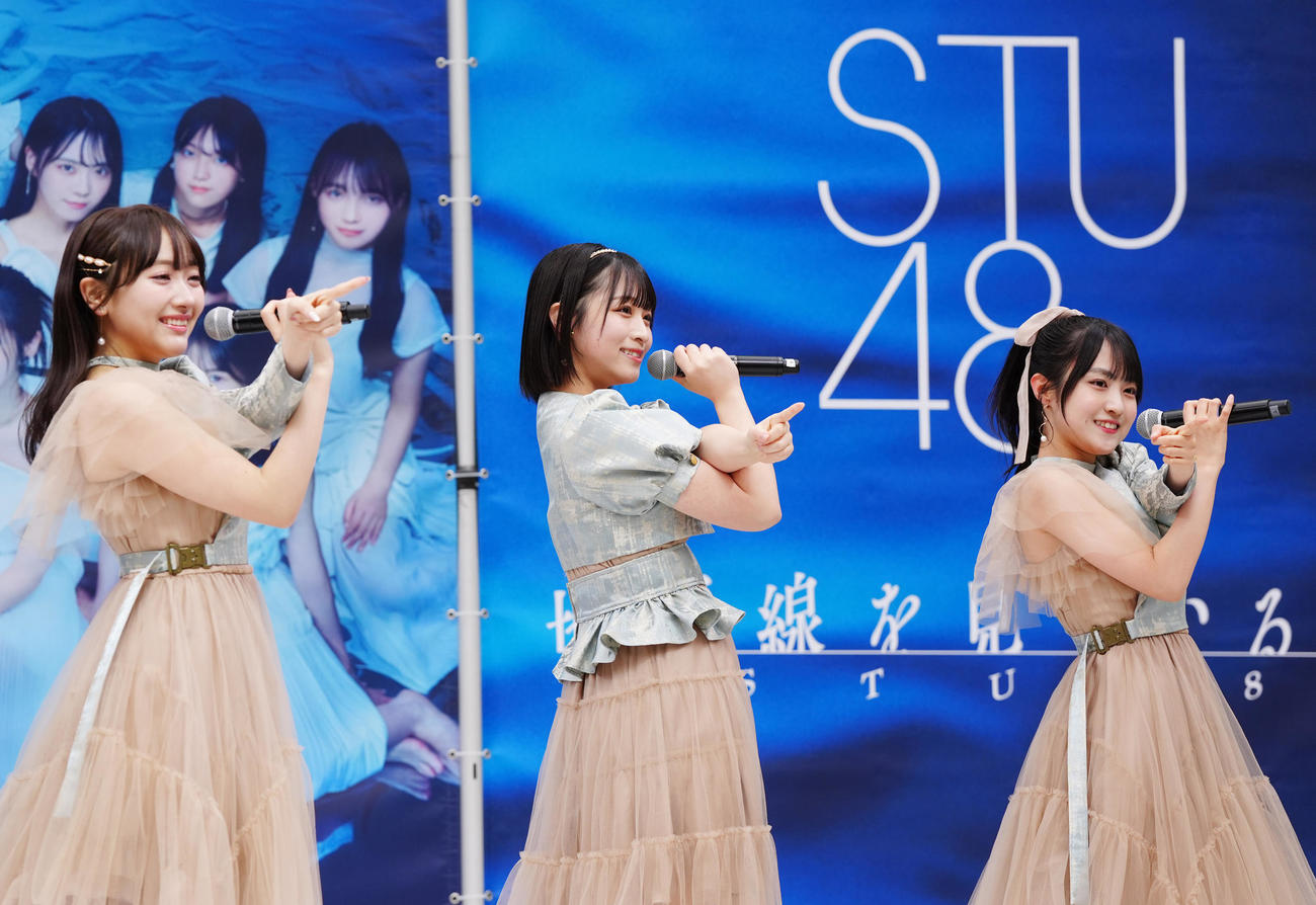 シングル発売記念イベントでミニライブに臨むSTU48の原田清花（中央）ら。左は石田千穂、右は久留島優果（撮影・江口和貴）