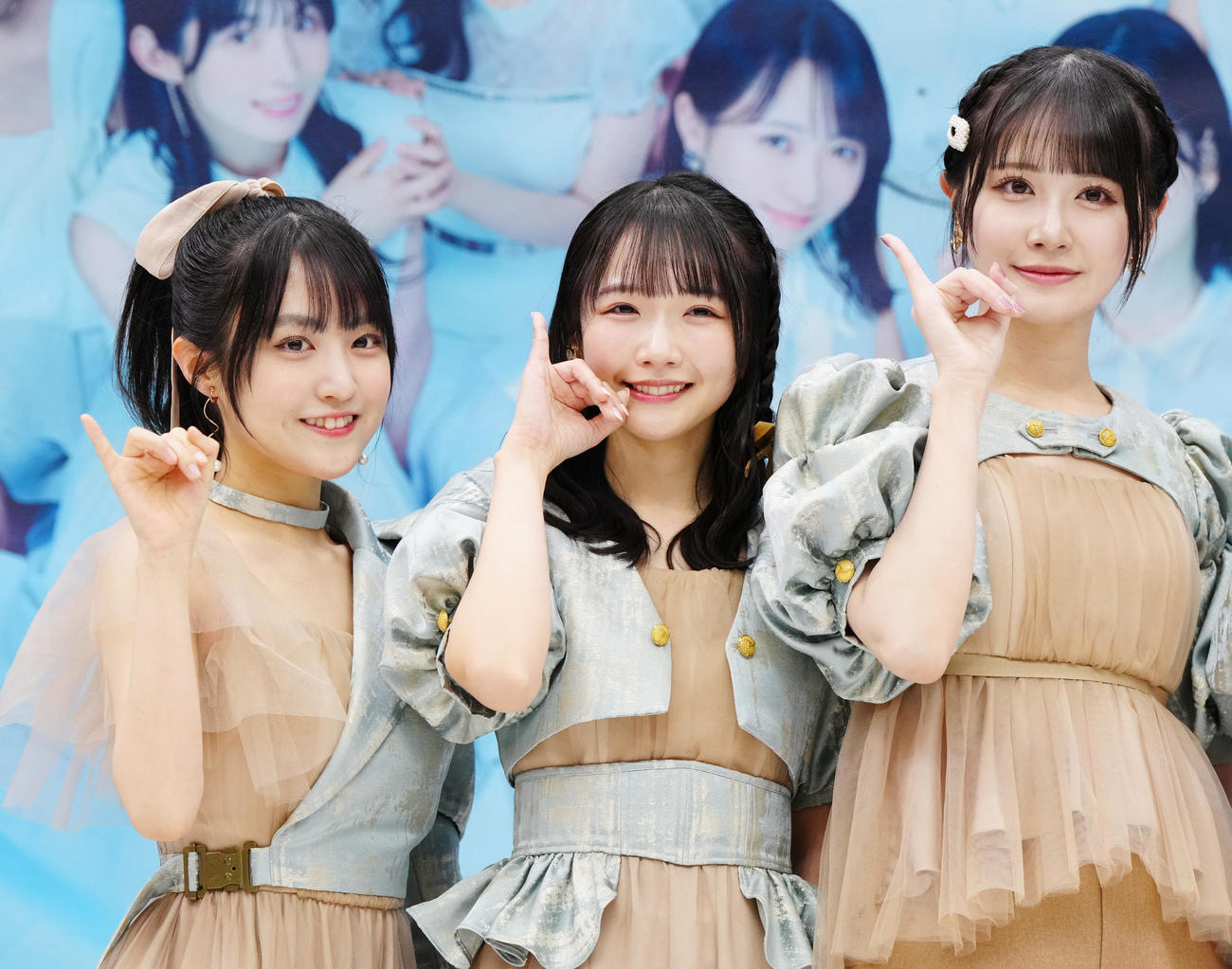 シングル発売記念イベントに臨み、写真に納まるSTU48のメンバー。左から久留島優果、高雄さやか、中村舞（撮影・江口和貴）