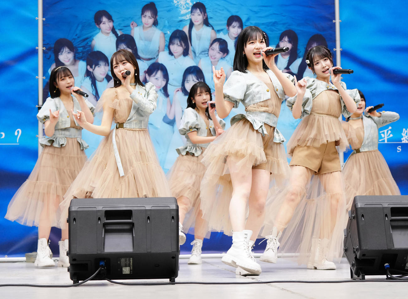 シングル発売記念イベントでミニライブに臨む曽川咲葵（左から4人目）らSTU48のメンバー。左から原田清花、石田千穂、高雄さやか、1人おいて中村舞、久留島優果（撮影・江口和貴）
