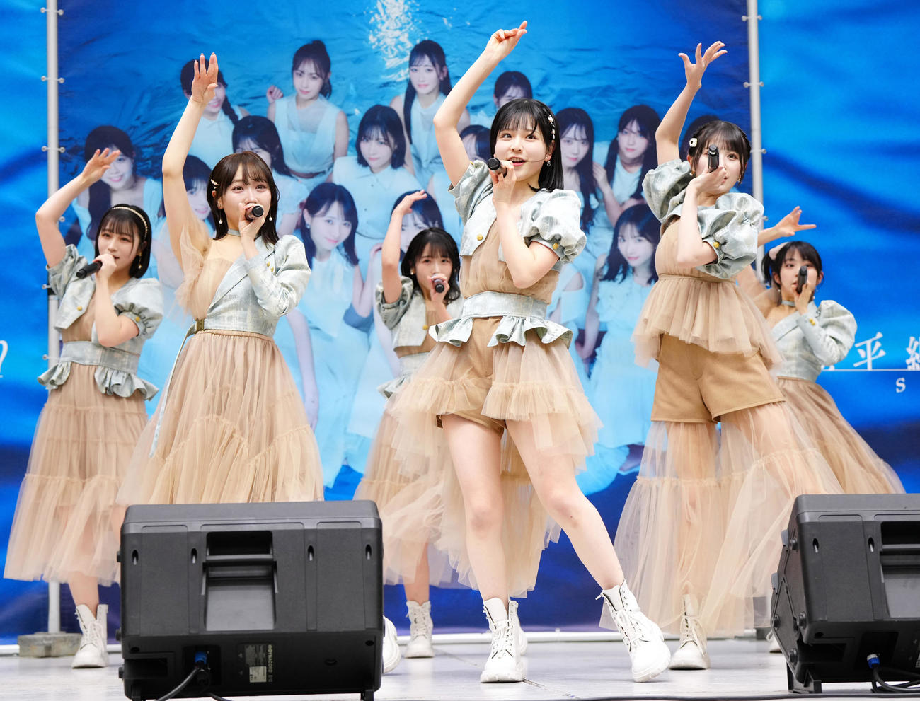 シングル発売記念イベントでミニライブに臨む曽川咲葵（左から4人目）らSTU48のメンバー。左から原田清花、石田千穂、高雄さやか、1人おいて中村舞、久留島優果（撮影・江口和貴）