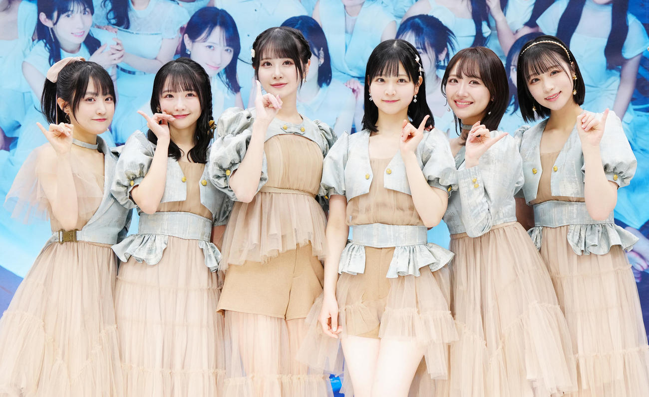 シングル発売記念イベントに臨み、写真に納まるSTU48のメンバー。左から久留島優果、高雄さやか、中村舞、曽川咲葵、石田千穂、原田清花（撮影・江口和貴）
