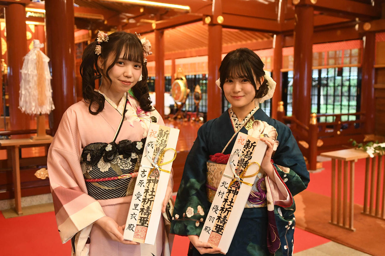 祈祷を受け、お札を授かったNGT48の吉原愛里衣（左）と北村優羽