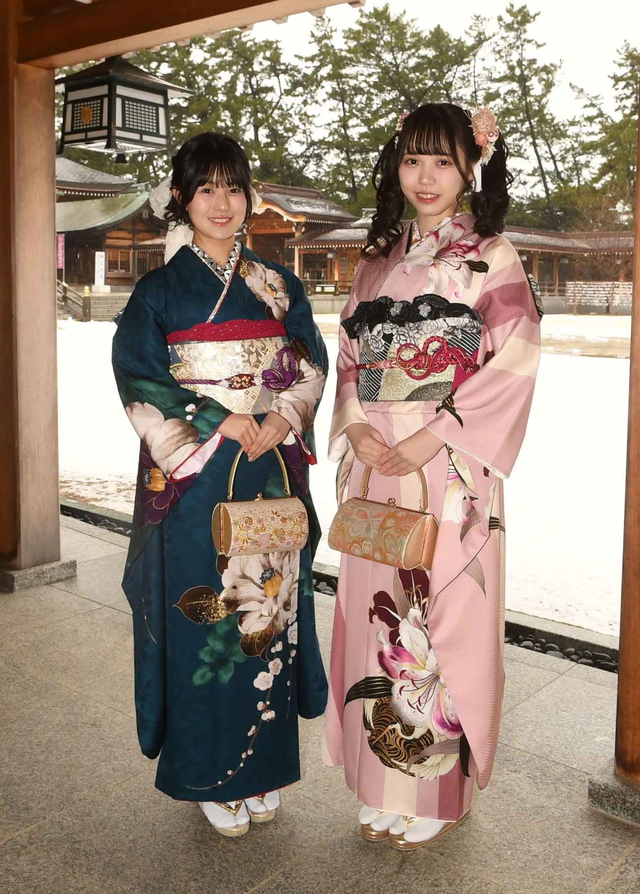 振り袖姿を披露するNGT48の北村優羽（左）と吉原愛里衣