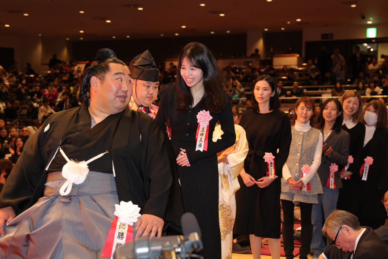 徳勝龍の断髪式ではさみを入れるAKB48の正鋳真優（撮影・野上伸悟）