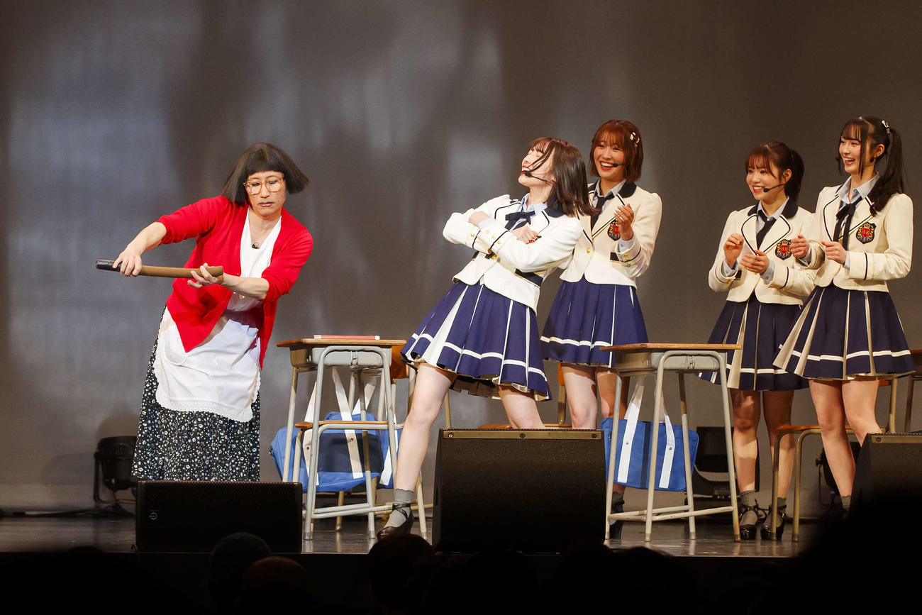 「NMB48　冬の大文化祭2025“難波祭”」で安部若菜（左から2人目）に“手首ドリル”をお見舞いするすっちー（C）NMB48