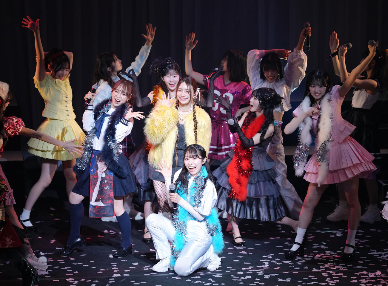 「なんてったってAKB48」歌謡祭にサプライズゲストで登場した元モーニング娘。の後藤真希（中央）（撮影・足立雅史）