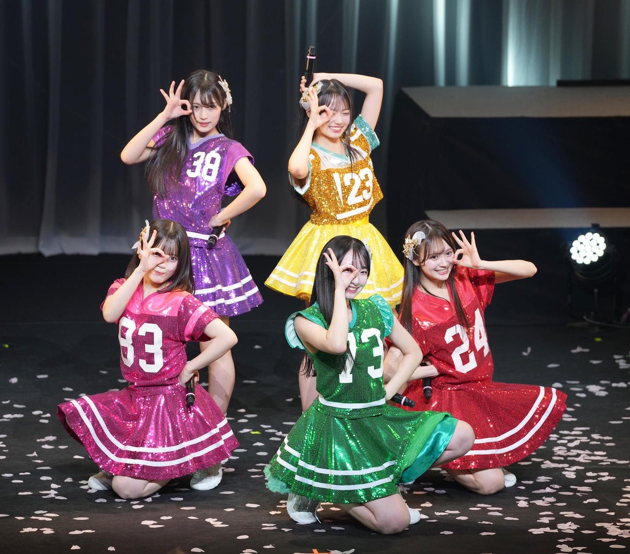 「なんてったってAKB48」歌謡祭で、ももいろクローバーZの「行くぜっ！怪盗少女」をパフォーマンスを披露するAKB48（撮影・足立雅史）