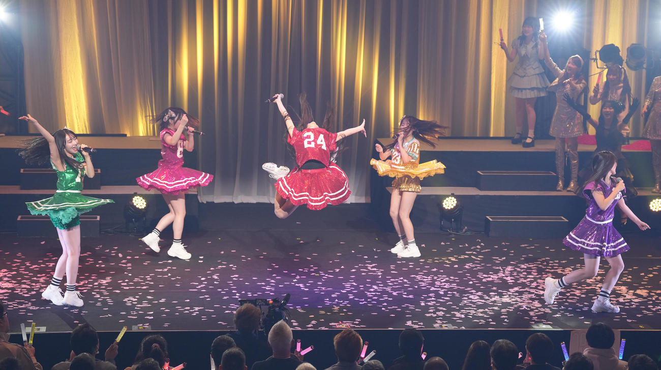 「なんてったってAKB48」歌謡祭で、ももいろクローバーZの「行くぜっ！怪盗少女」をパフォーマンスを披露するAKB48（撮影・足立雅史）