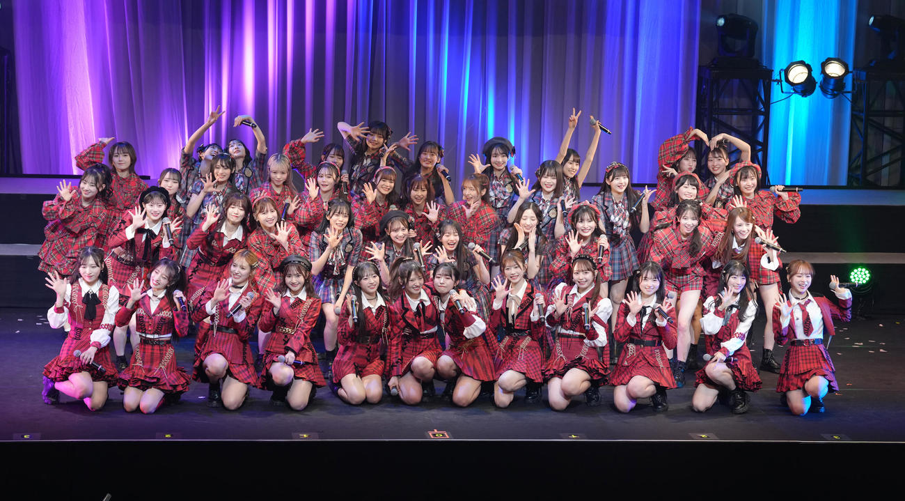 「なんてったってAKB48」歌謡祭でポーズを決めるAKB48（撮影・足立雅史）
