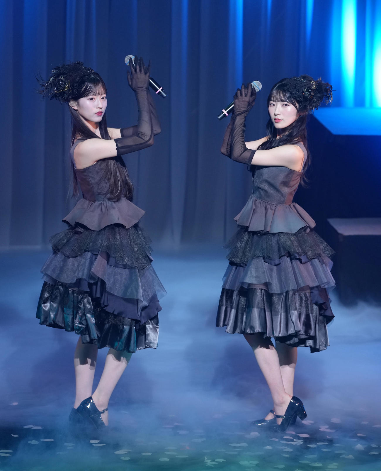 「なんてったってAKB48」歌謡祭でWinkの「淋しい熱帯魚」を披露するAKB48の八木愛月（左）と佐藤綺星（撮影・足立雅史）