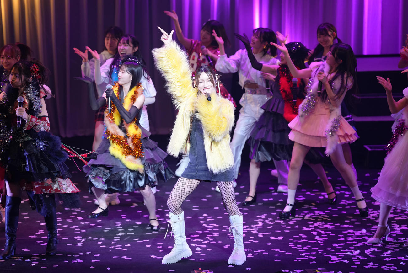 「なんてったってAKB48」歌謡祭にサプライズゲストで登場した元モーニング娘。の後藤真希（中央）（撮影・足立雅史）