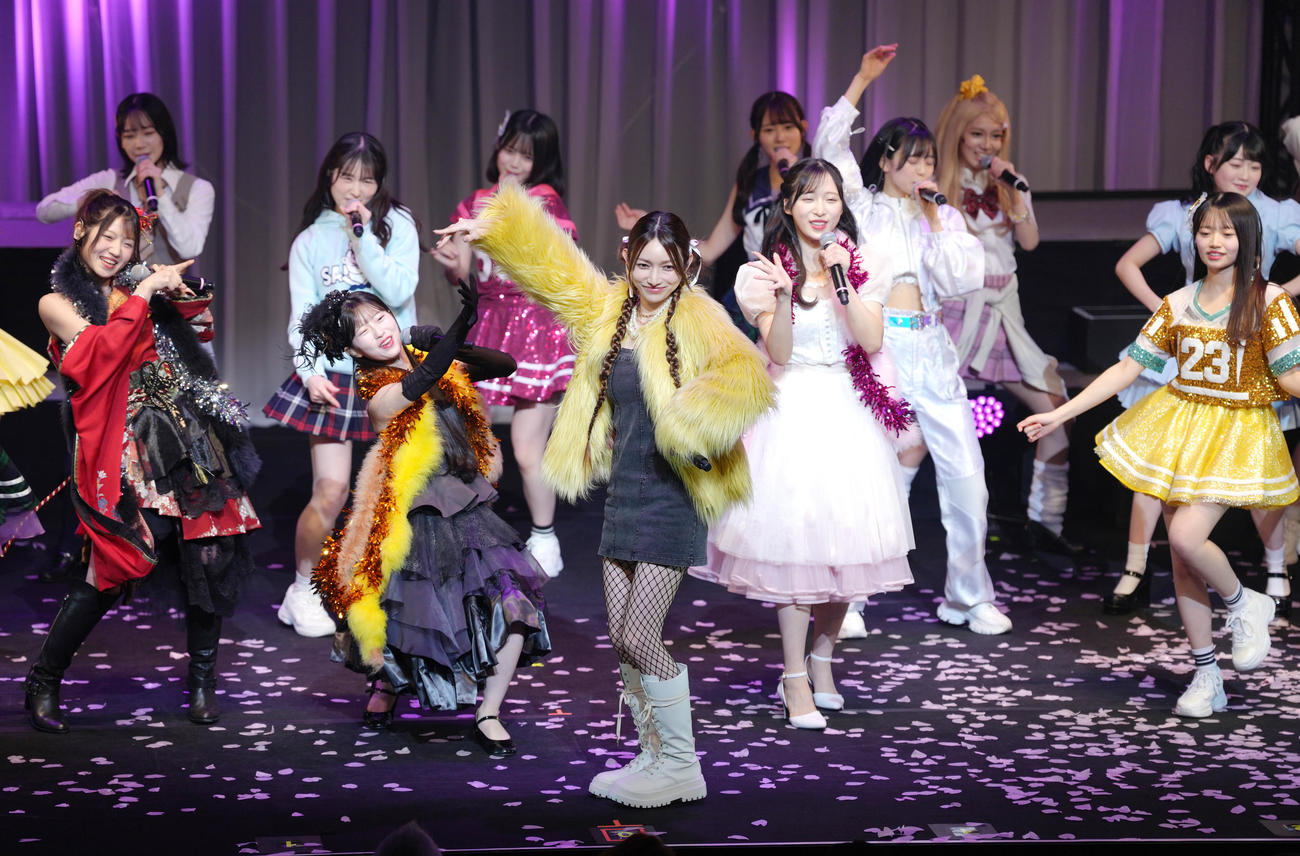 「なんてったってAKB48」歌謡祭にサプライズゲストで登場した元モーニング娘。の後藤真希（中央）（撮影・足立雅史）