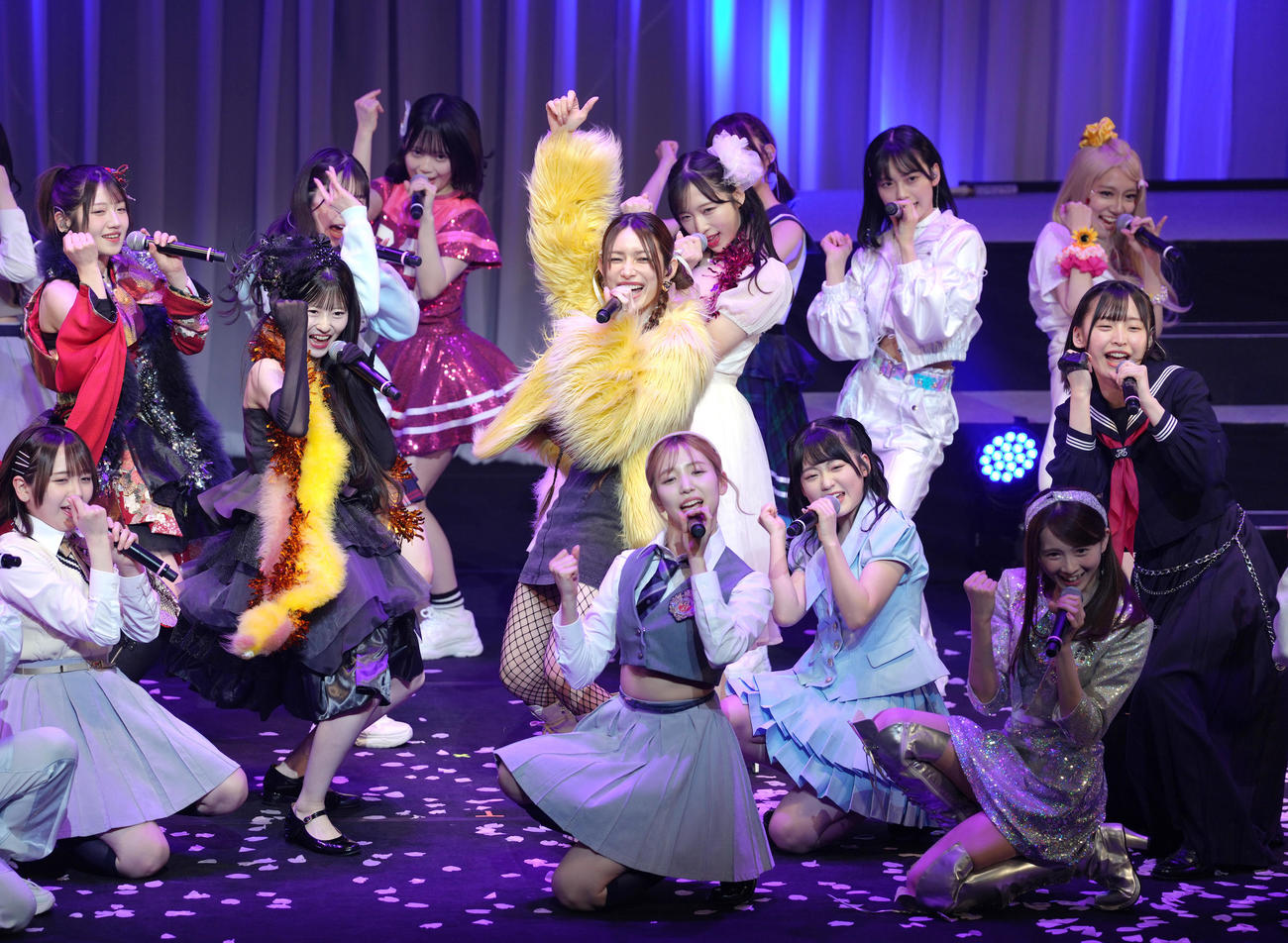 「なんてったってAKB48」歌謡祭にサプライズゲストで登場した元モーニング娘。の後藤真希（中央）（撮影・足立雅史）
