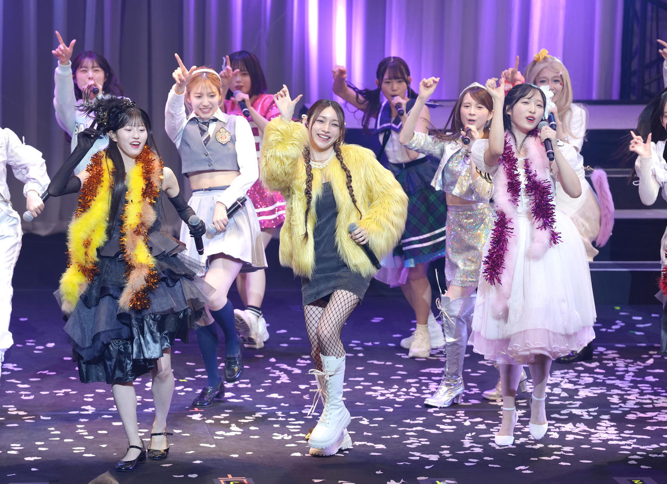 「なんてったってAKB48」歌謡祭にサプライズゲストで登場した元モーニング娘。の後藤真希（中央）（撮影・足立雅史）