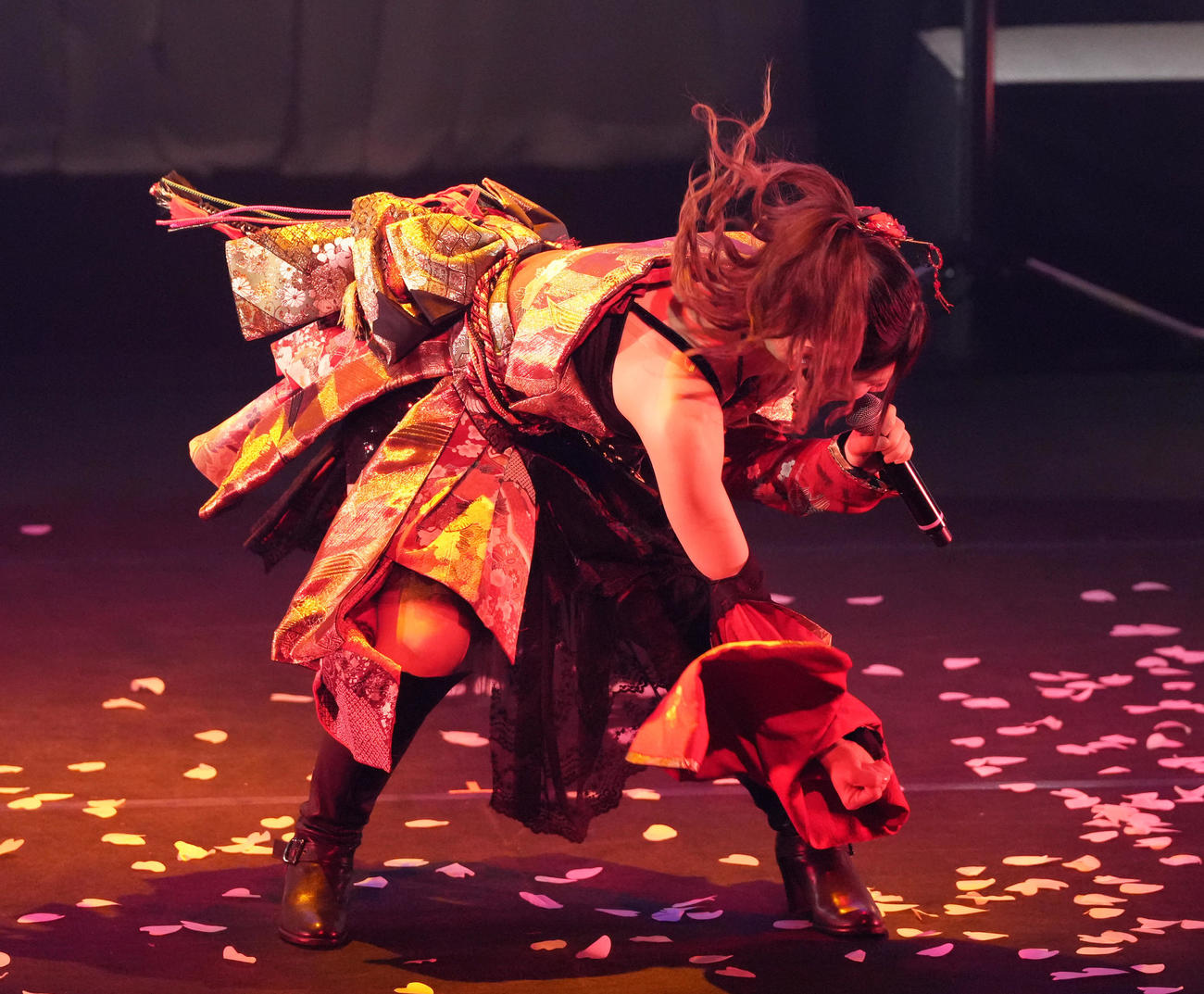 「なんてったってAKB48」歌謡祭で中森明菜の「DESIRE」を披露するAKB48村山彩希（撮影・足立雅史）