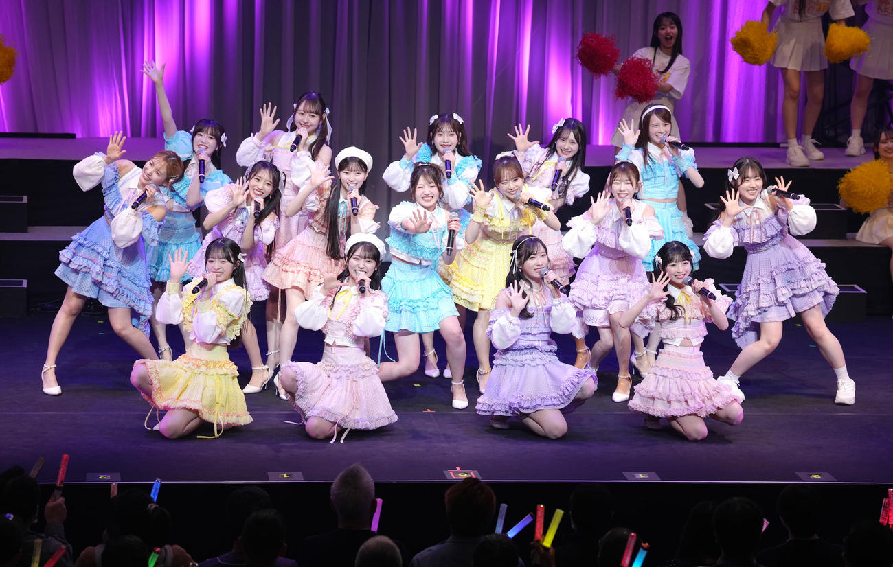「なんてったってAKB48」歌謡祭のオープニングで華やかに歌うAKB48（撮影・足立雅史）