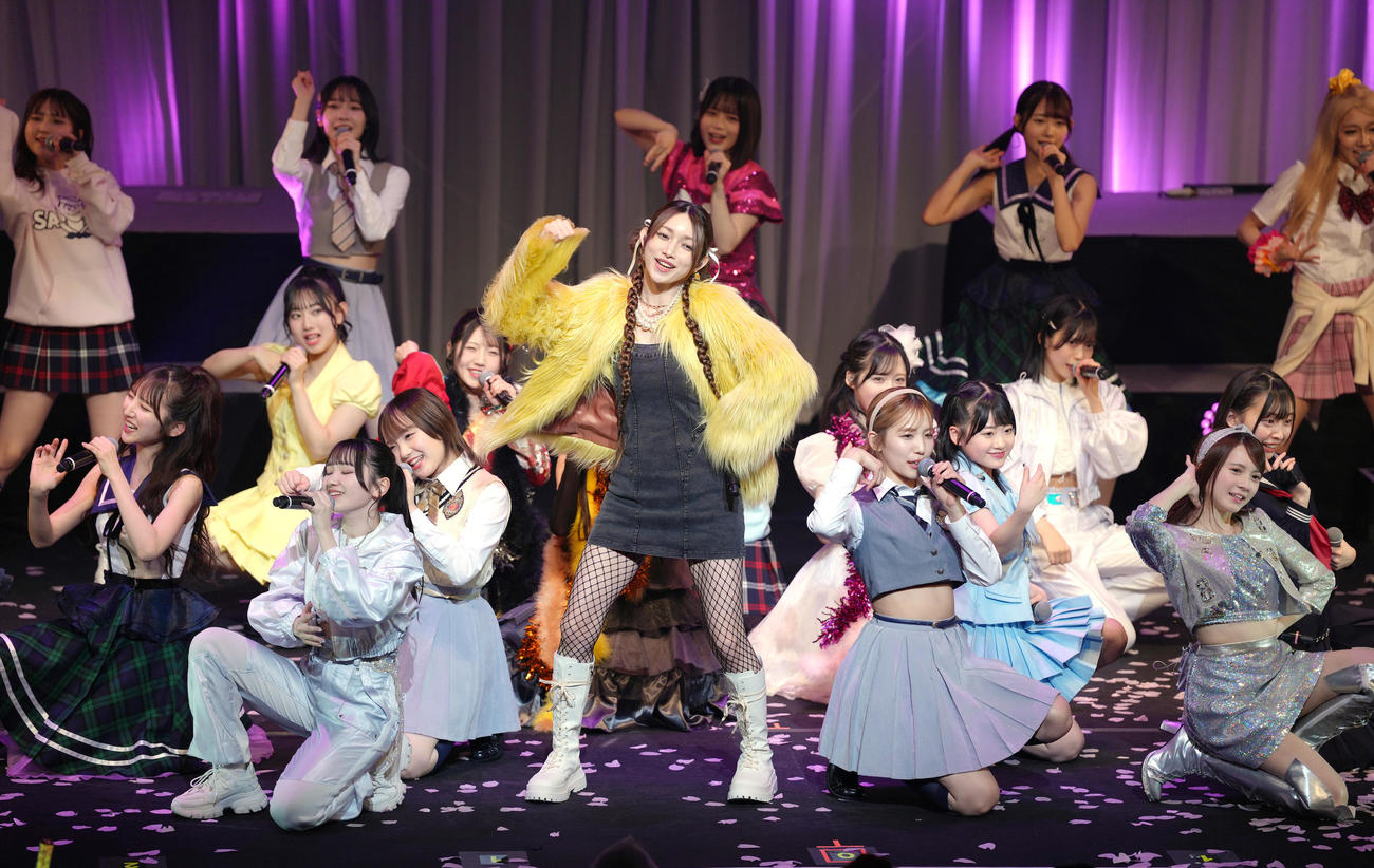 「なんてったってAKB48」歌謡祭にサプライズゲストで登場した元モーニング娘。の後藤真希（中央）（撮影・足立雅史）