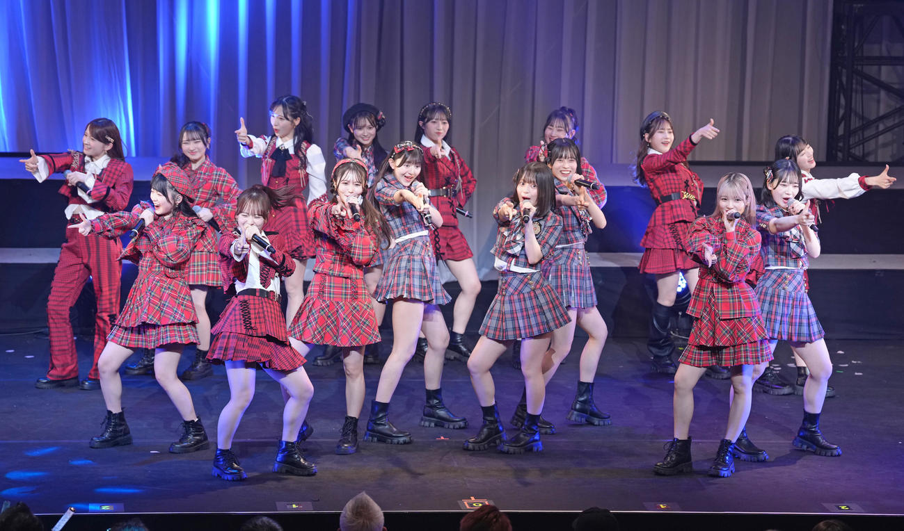「なんてったってAKB48」歌謡祭でパワフルなステージを披露するAKB48（撮影・足立雅史）