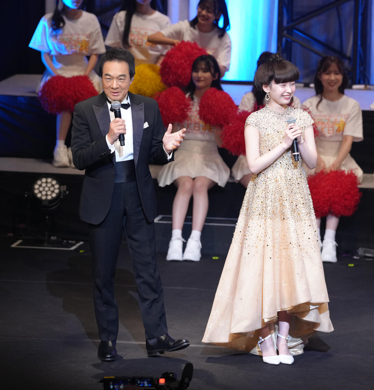 「なんてったってAKB48」歌謡祭の司会を務める元NHKの宮本隆治アナウンサー（左）（撮影・足立雅史）