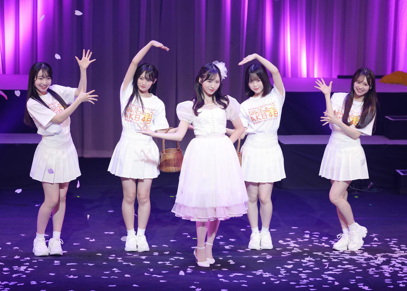 「なんてったってAKB48」歌謡祭で松田聖子の「チェリーブラッサム」を披露するAKB48小栗有以（中央）（撮影・足立雅史）