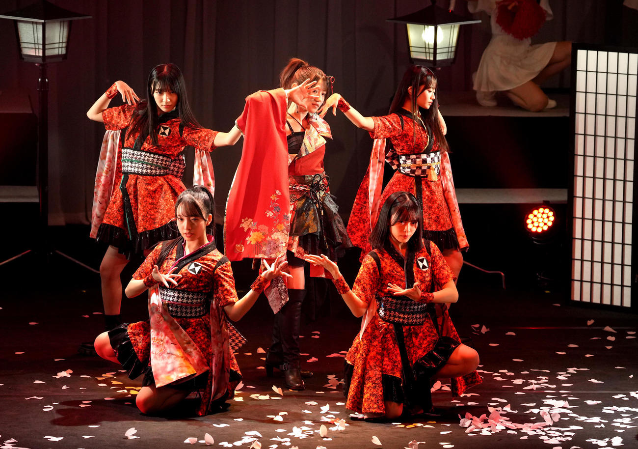 「なんてったってAKB48」歌謡祭で中森明菜の「DESIRE」を披露するAKB48村山彩希（中央）（撮影・足立雅史）