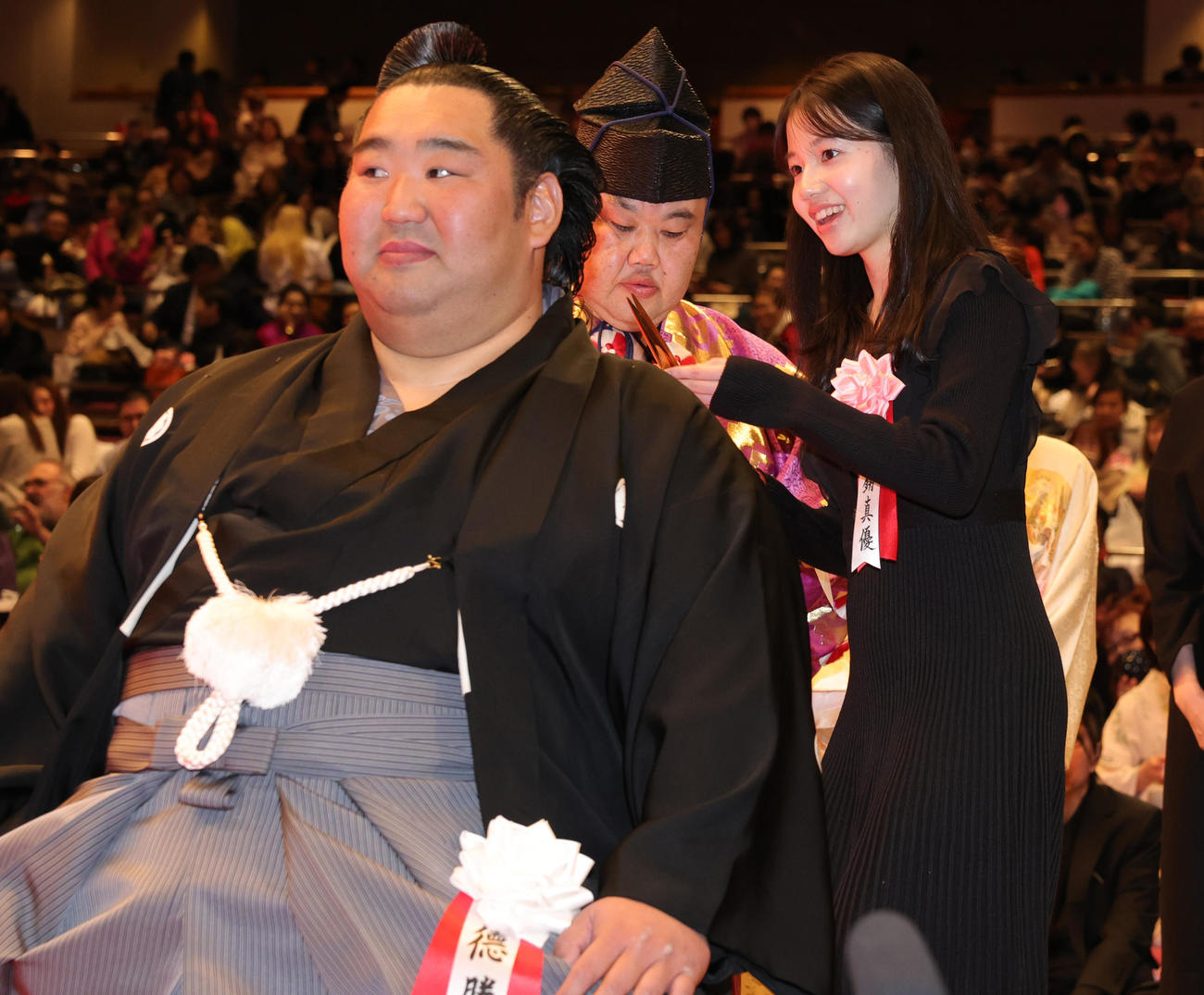 徳勝龍の断髪式ではさみを入れるAKB48の正鋳真優（2025年2月1日撮影）