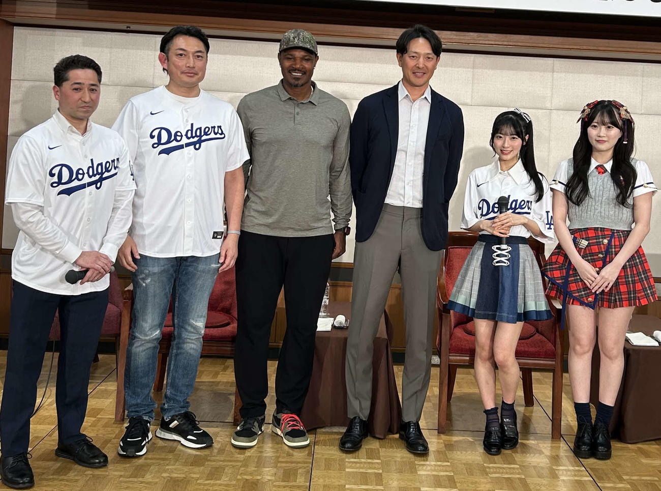 MLB開幕シリーズ「カブス－ドジャース」2連戦の見どころなどを語るトークイベントに出席したアダム・ジョーンズ氏（左から3人目）、岩隈久志氏（同4人目）、AKB48佐藤綺星（同5人目）、KLP48山根涼羽（右端）、司会の川松真一朗氏ら