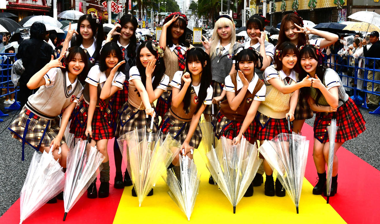 「島ぜんぶでお～きな祭　沖縄国際文化祭」のレッドカーペットを歩いたKLP48