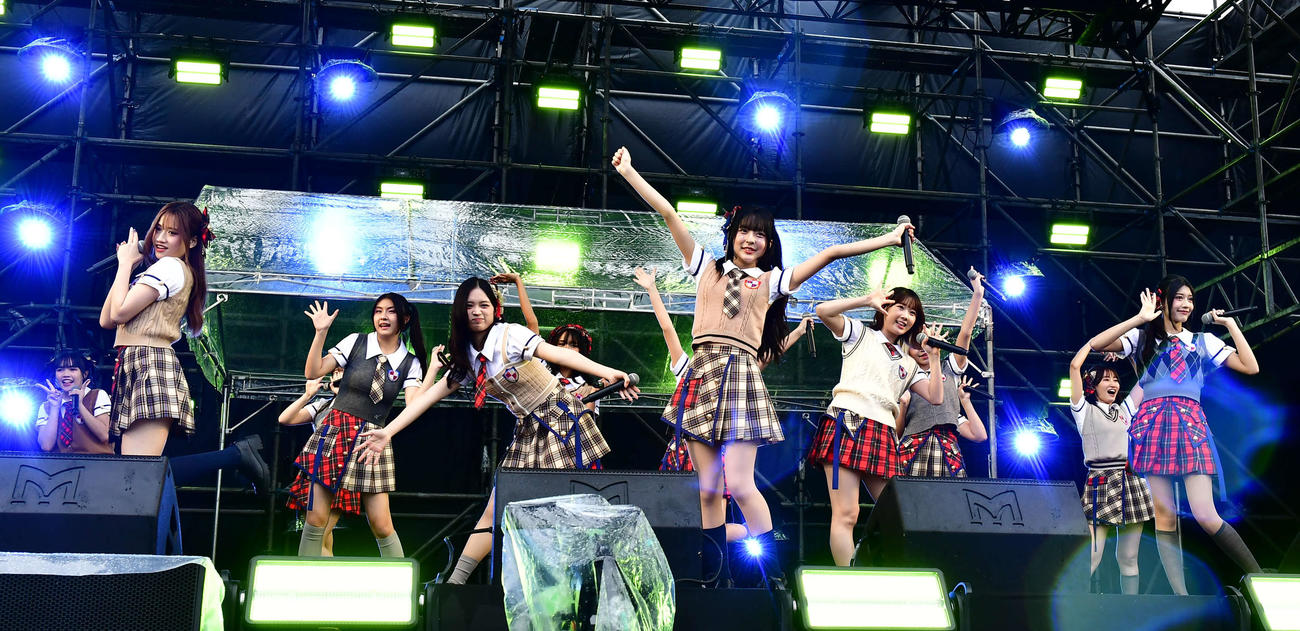「島ぜんぶでお～きな祭　沖縄国際文化祭」内で行われた音楽フェス「GIRLS GROOVE INNOVATION」に出演したKLP48