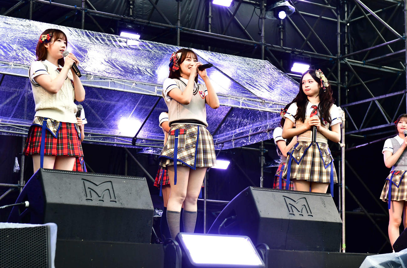 「島ぜんぶでお～きな祭　沖縄国際文化祭」内で行われた音楽フェス「GIRLS GROOVE INNOVATION」に出演し、あいさつするKLP48メンバー