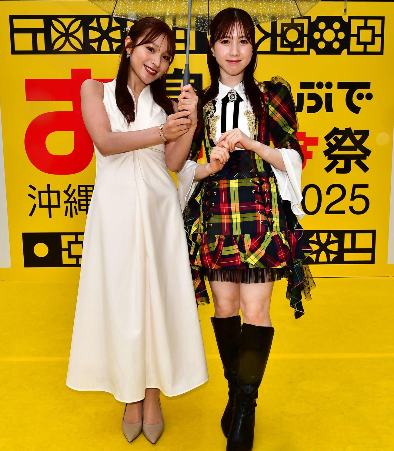 「島ぜんぶでお～きな祭　沖縄国際文化祭」のレッドカーペットを歩いた永野芹佳（右）と左伴彩佳