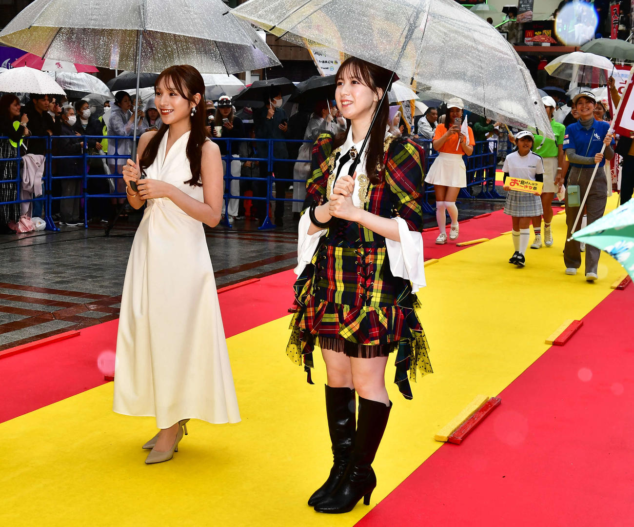 「島ぜんぶでお～きな祭　沖縄国際文化祭」のレッドカーペットを歩いた永野芹佳（右）と左伴彩佳